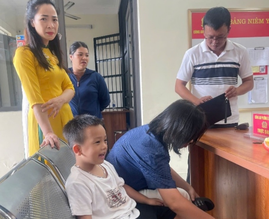 Công an phường Lê Chân nhanh chóng giúp cháu bé đi lạc trở về với gia đình